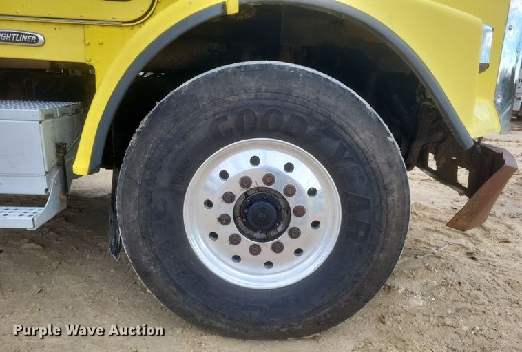 image for item DQ3786 1997 Freightliner dump truck