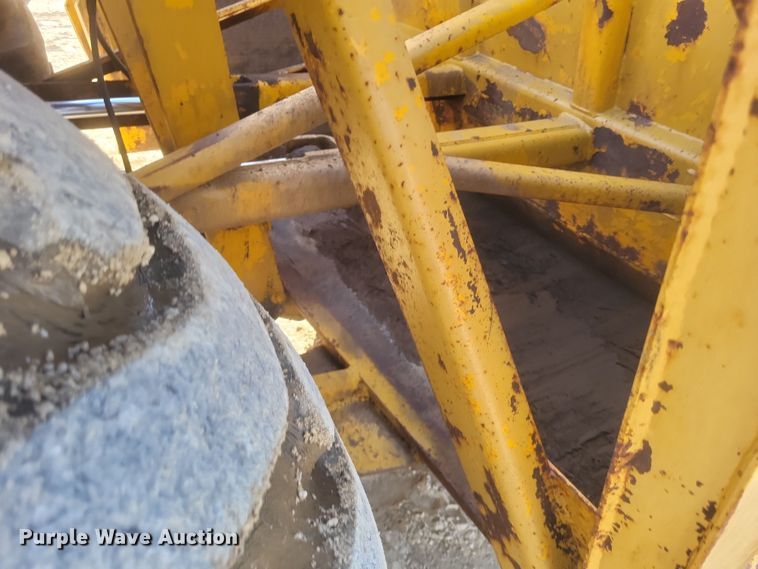 image for item DQ3787 1977 John Deere  762 elevating scraper