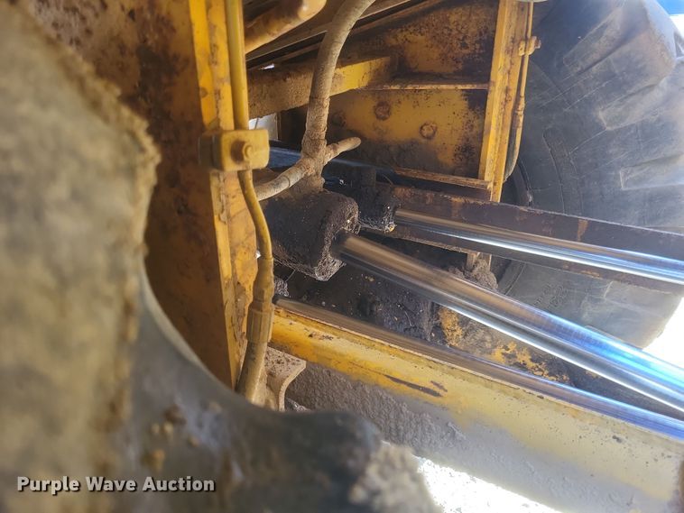 image for item DQ3787 1977 John Deere  762 elevating scraper