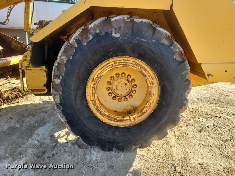 image for item DQ3787 1977 John Deere  762 elevating scraper