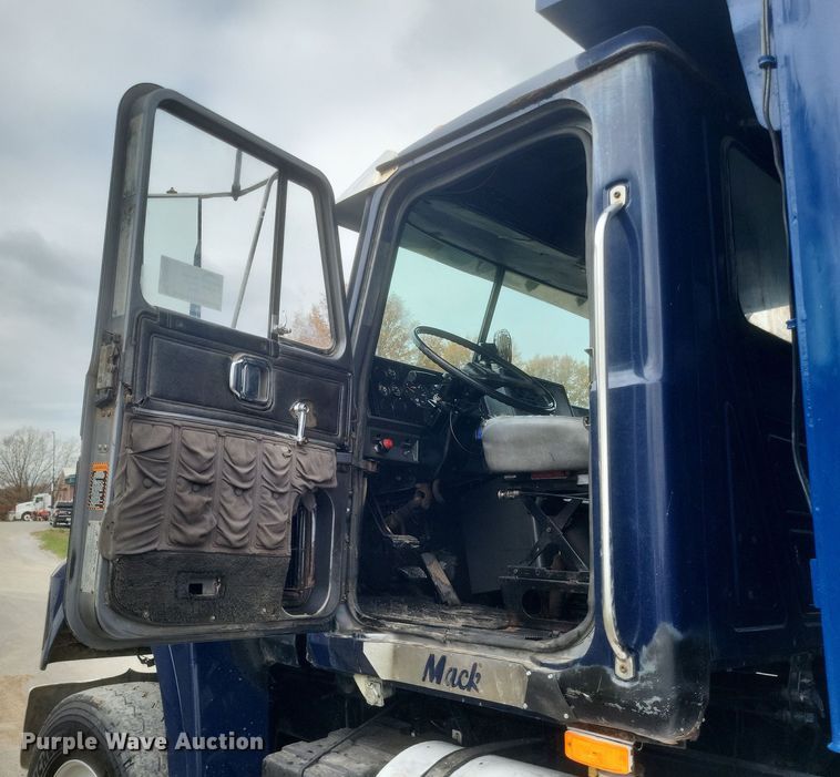 image for item DQ3814 1990 Mack CH600 dump truck