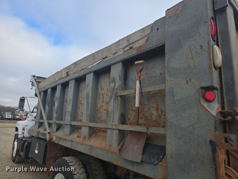 image for item DQ5330 1995 GMC TopKick C8500 dump truck
