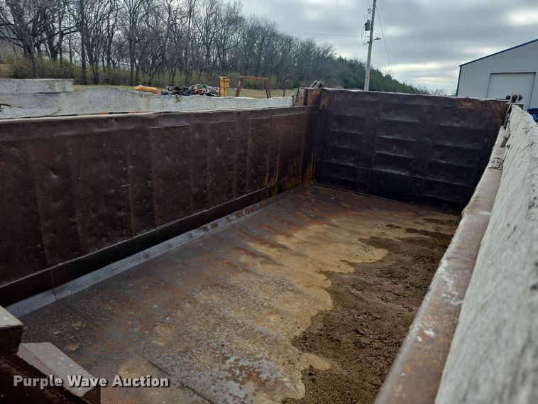 image for item DQ5330 1995 GMC TopKick C8500 dump truck