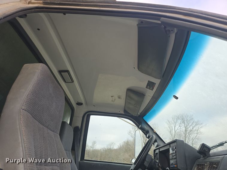 image for item DQ5330 1995 GMC TopKick C8500 dump truck