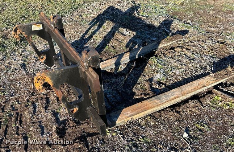 image for item DQ6461 Caterpillar 908 wheel loader pallet forks