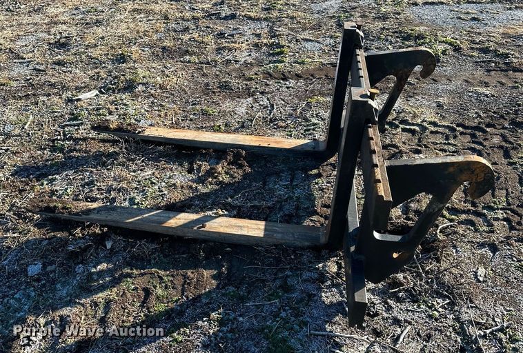 image for item DQ6461 Caterpillar 908 wheel loader pallet forks