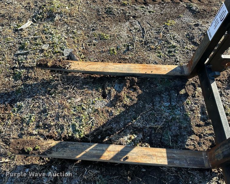 image for item DQ6461 Caterpillar 908 wheel loader pallet forks