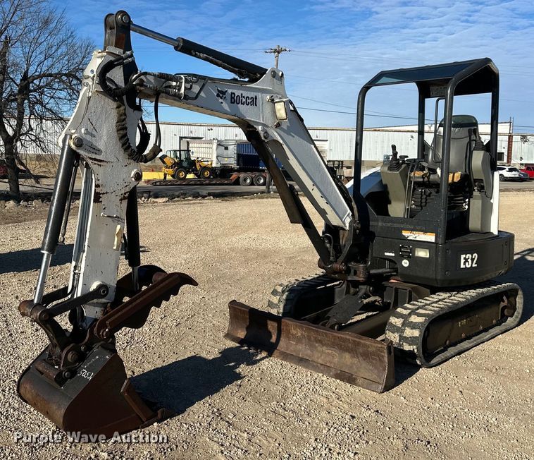 image for item DQ6469 2012 Bobcat E32 mini excavator
