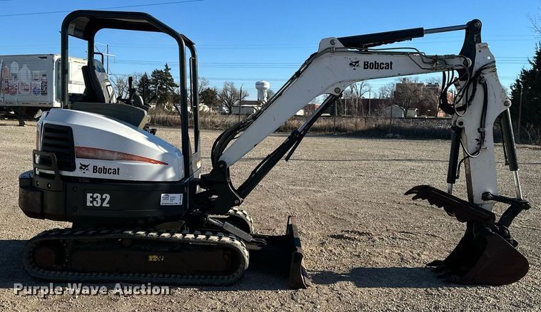 image for item DQ6469 2012 Bobcat E32 mini excavator