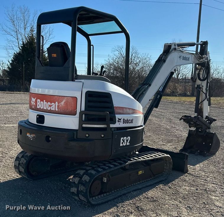 image for item DQ6469 2012 Bobcat E32 mini excavator