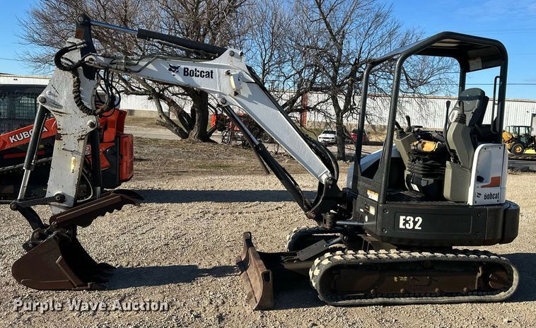 image for item DQ6469 2012 Bobcat E32 mini excavator