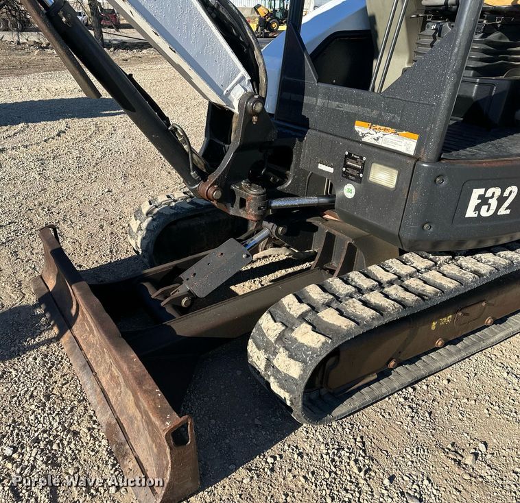 image for item DQ6469 2012 Bobcat E32 mini excavator