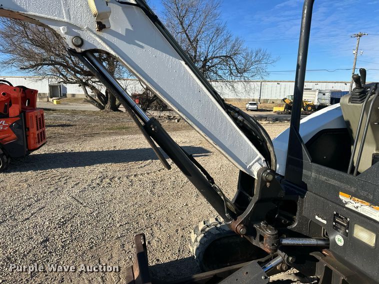 image for item DQ6469 2012 Bobcat E32 mini excavator