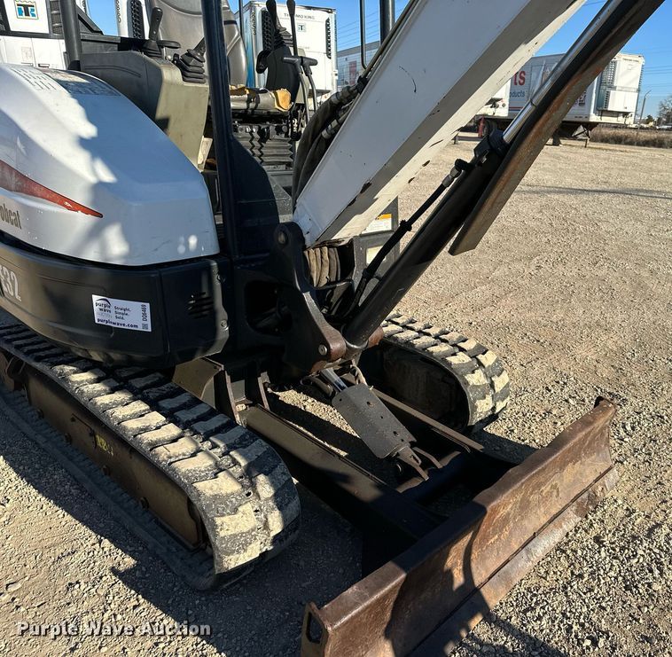 image for item DQ6469 2012 Bobcat E32 mini excavator
