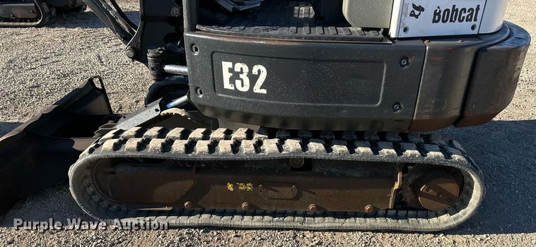 image for item DQ6469 2012 Bobcat E32 mini excavator