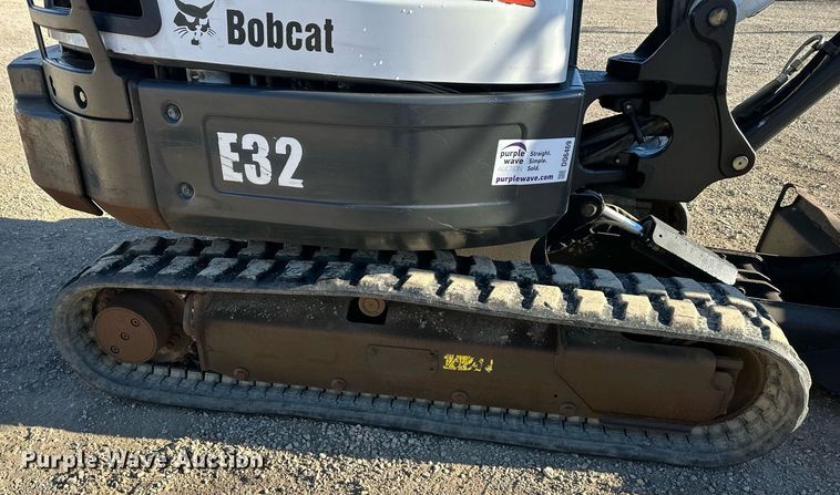 image for item DQ6469 2012 Bobcat E32 mini excavator