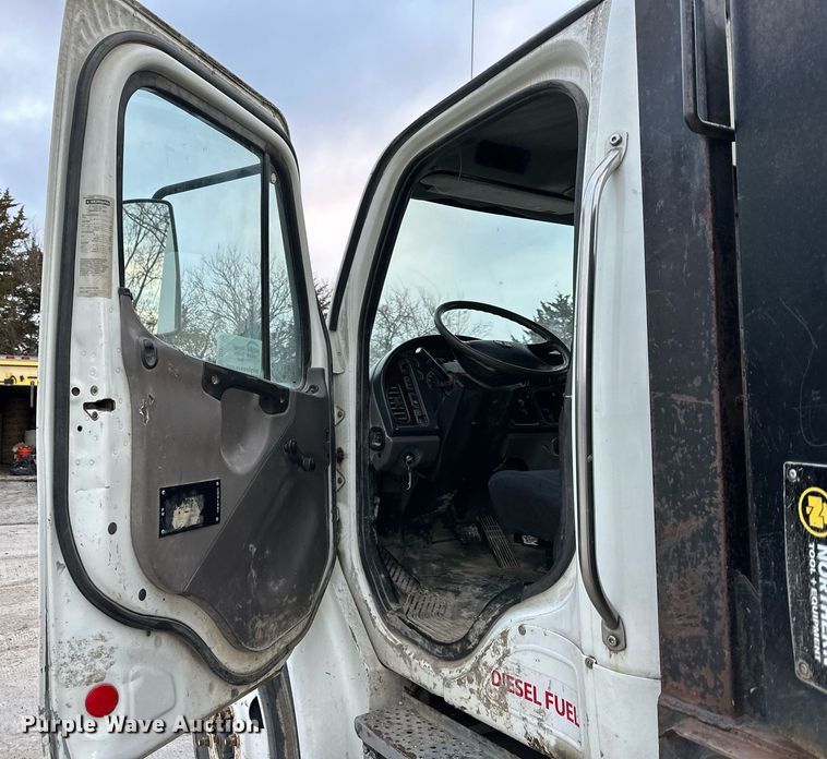 image for item DQ6490 2008 Freightliner flatbed truck