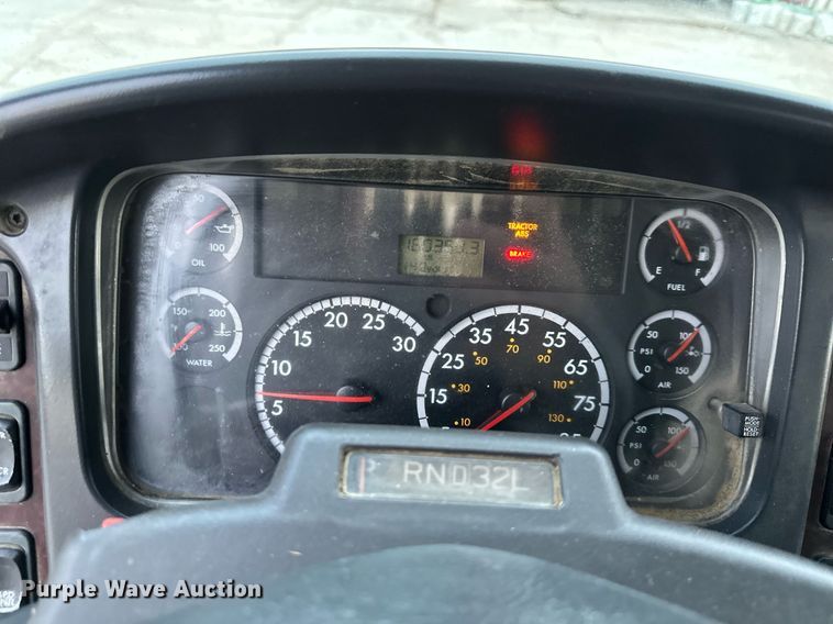 image for item DQ6490 2008 Freightliner flatbed truck