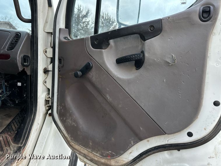 image for item DQ6490 2008 Freightliner flatbed truck