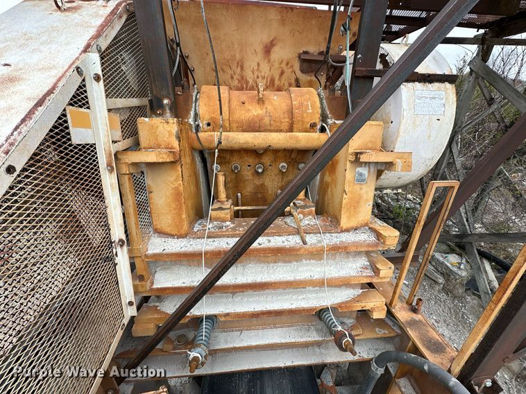 image for item DR0966 Universal 3042 crusher