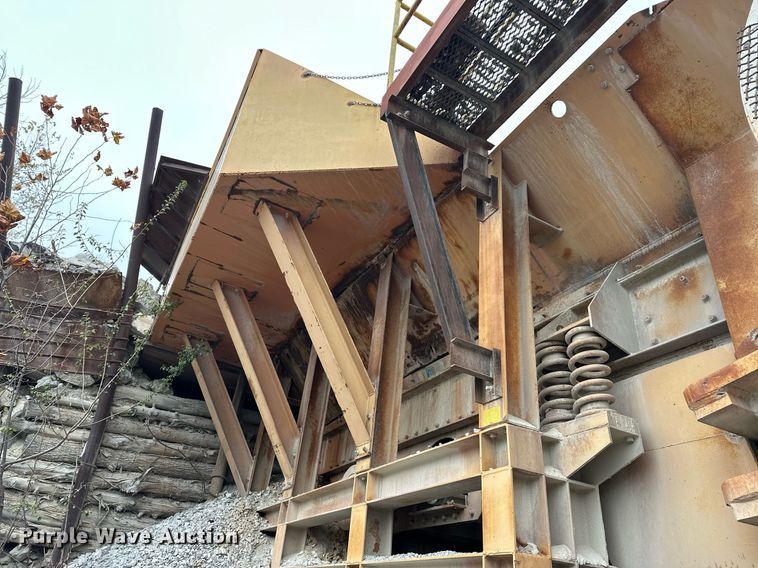 image for item DR0966 Universal 3042 crusher