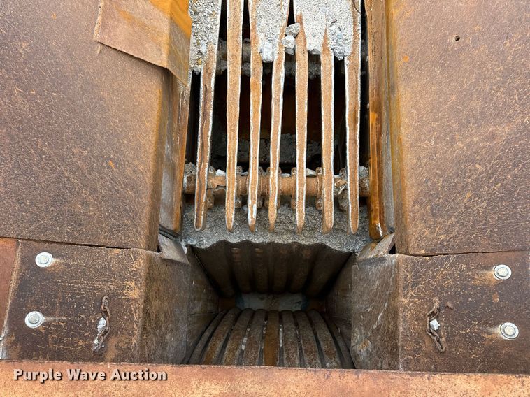 image for item DR0966 Universal 3042 crusher