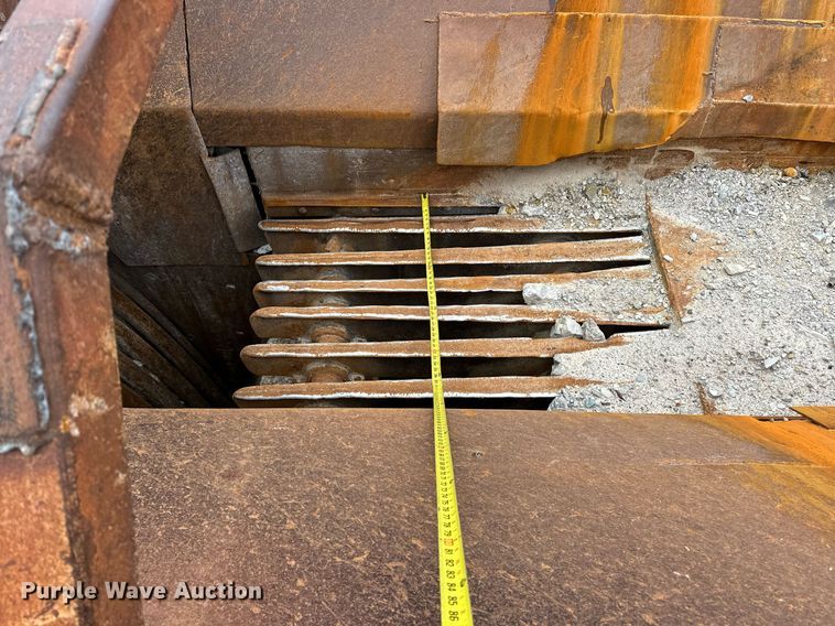 image for item DR0966 Universal 3042 crusher