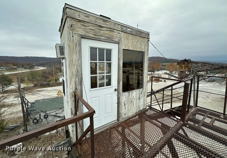 image for item DR0966 Universal 3042 crusher