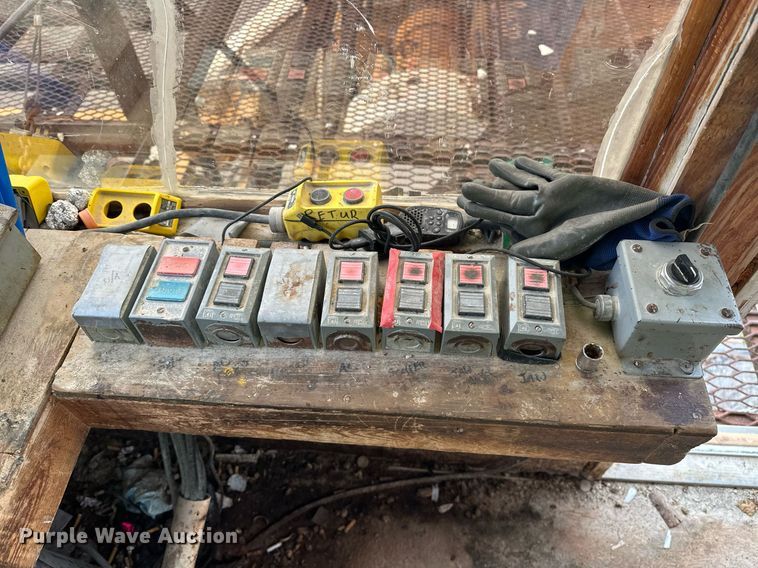 image for item DR0966 Universal 3042 crusher