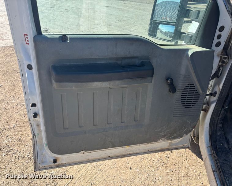 image for item DS2542 2016 Ford  F250 Super Duty  utility bed pickup truck