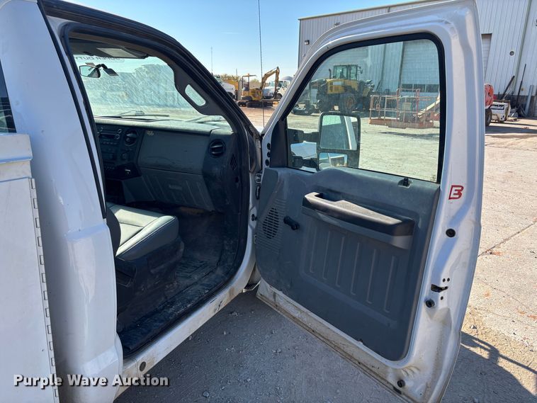 image for item DS2542 2016 Ford  F250 Super Duty  utility bed pickup truck