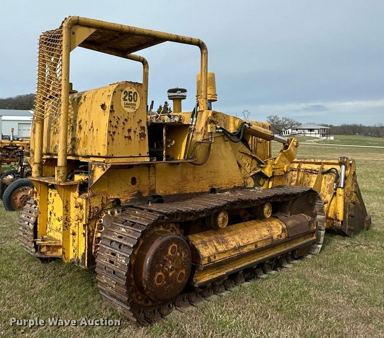 image for item DS3272 International 250 track loader