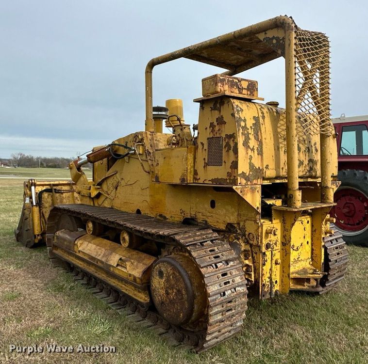 image for item DS3272 International 250 track loader