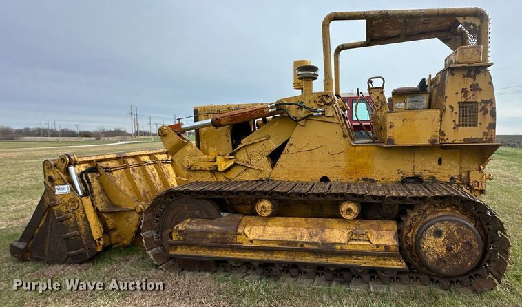 image for item DS3272 International 250 track loader