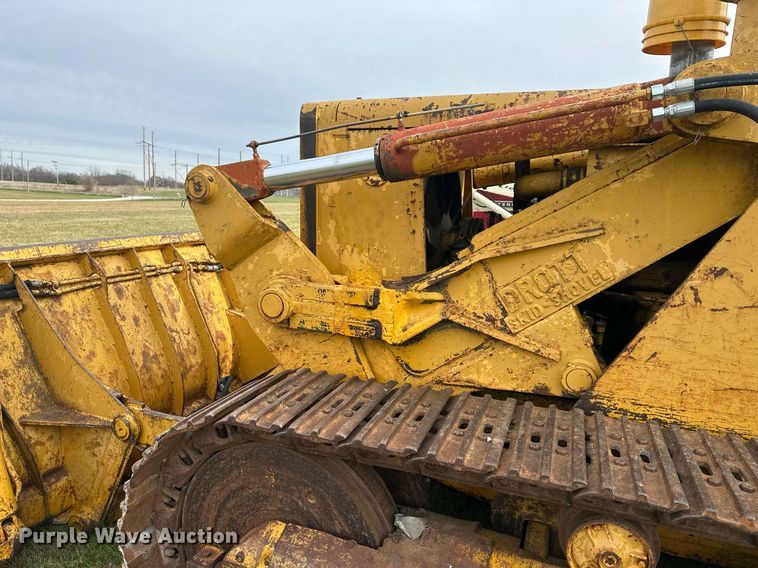 image for item DS3272 International 250 track loader