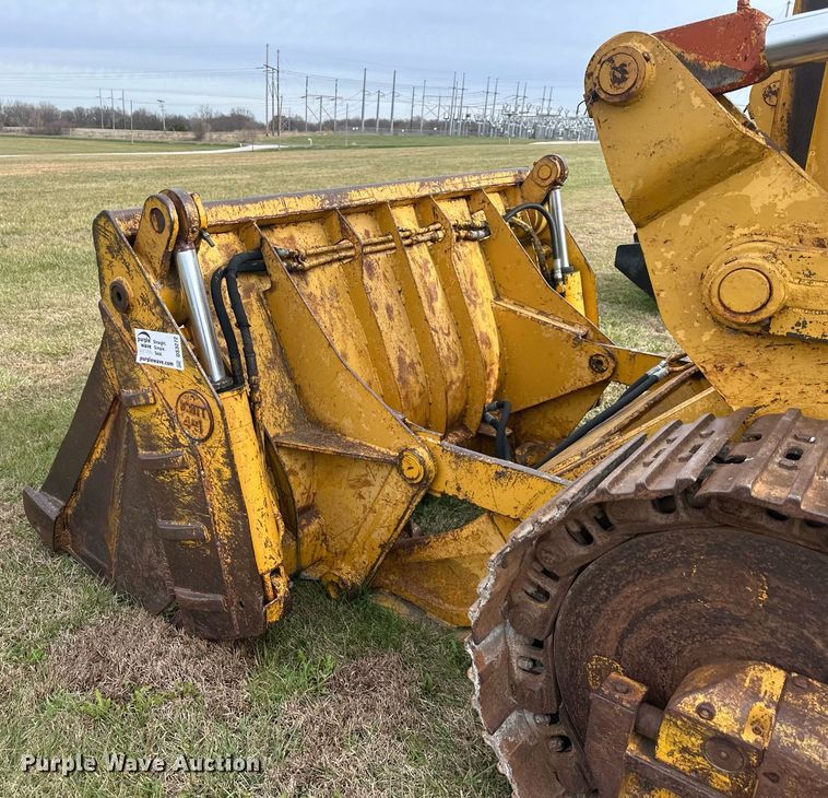 image for item DS3272 International 250 track loader