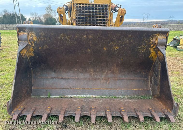 image for item DS3272 International 250 track loader