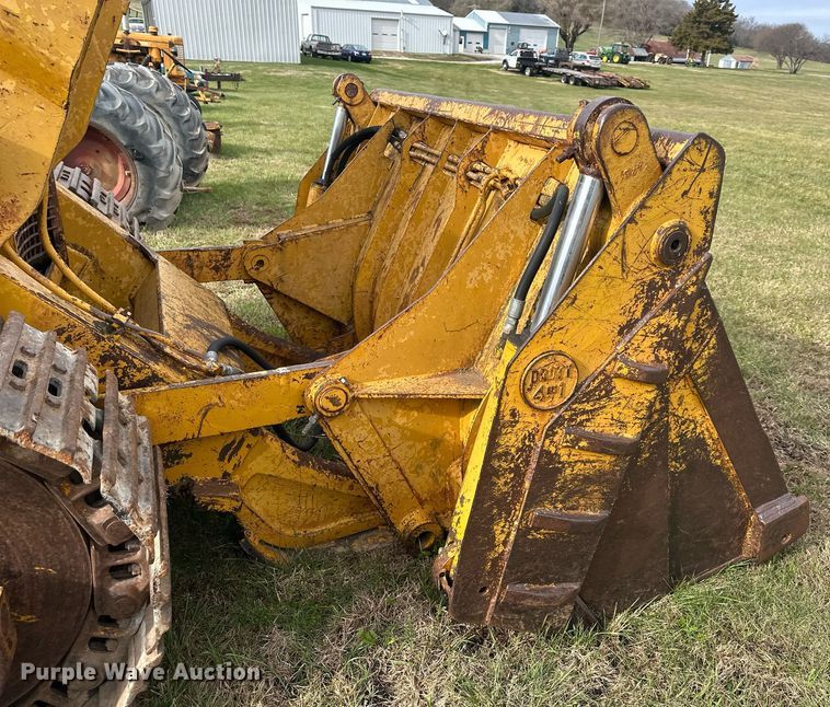 image for item DS3272 International 250 track loader
