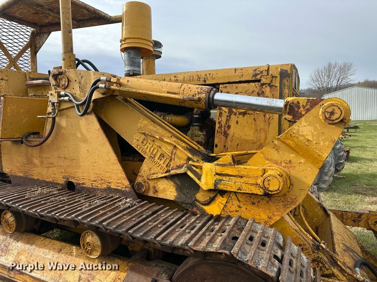 image for item DS3272 International 250 track loader