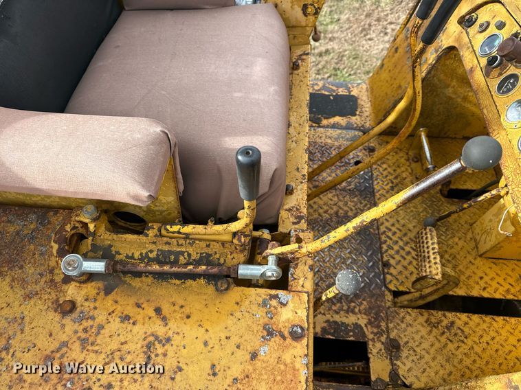 image for item DS3272 International 250 track loader