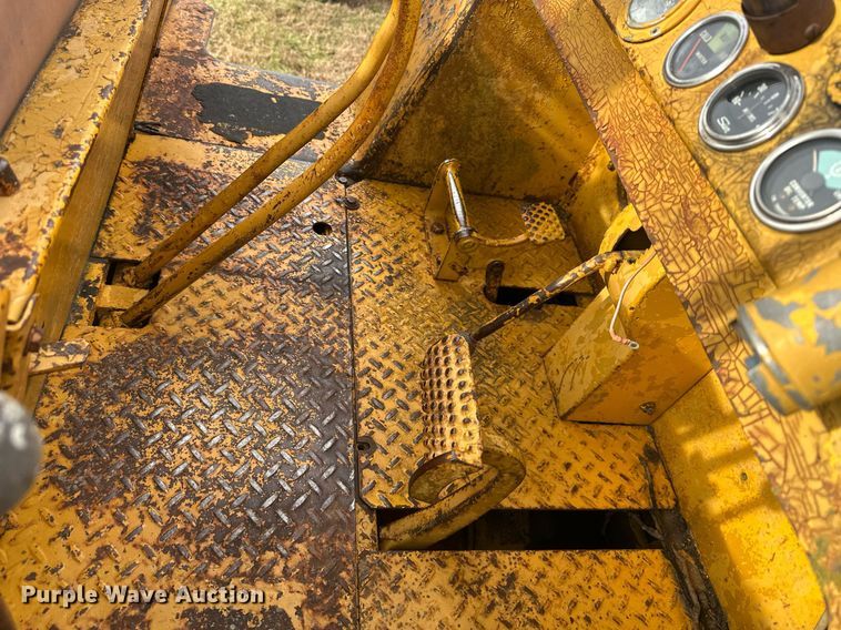 image for item DS3272 International 250 track loader