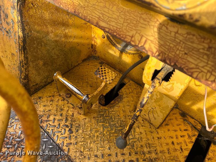 image for item DS3272 International 250 track loader