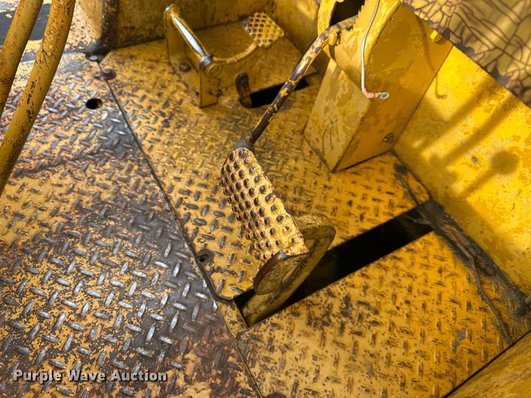 image for item DS3272 International 250 track loader