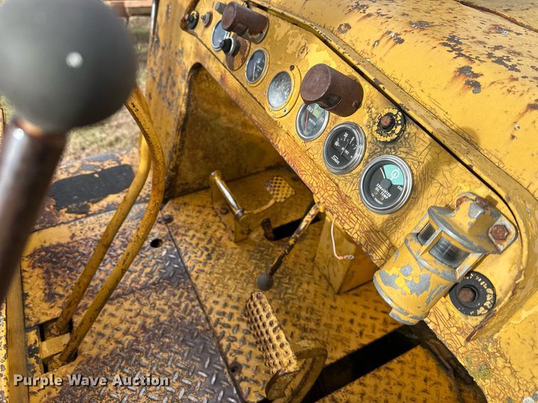 image for item DS3272 International 250 track loader