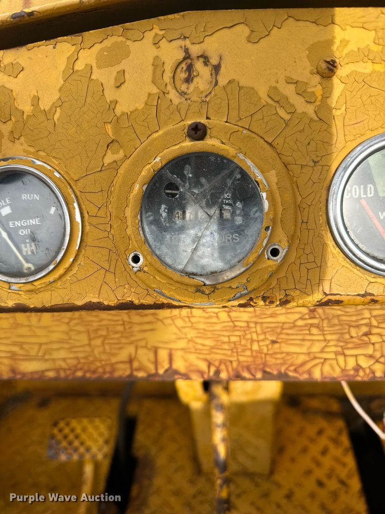 image for item DS3272 International 250 track loader