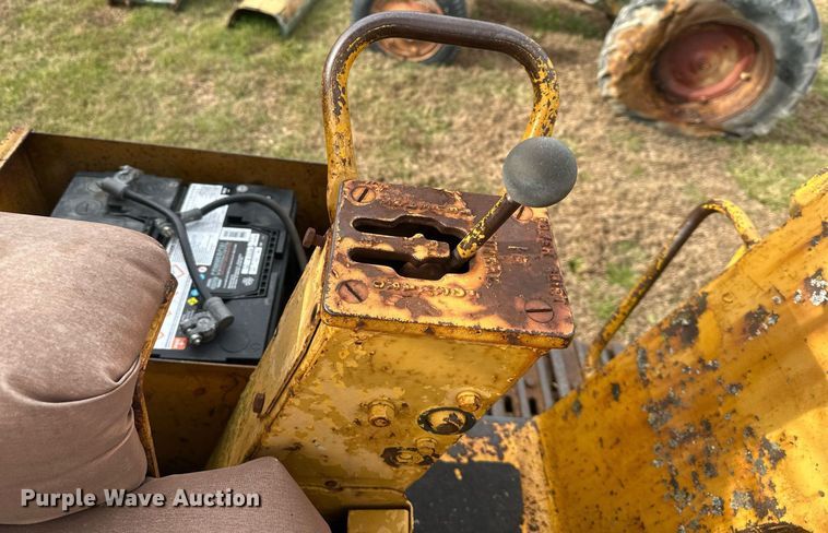 image for item DS3272 International 250 track loader