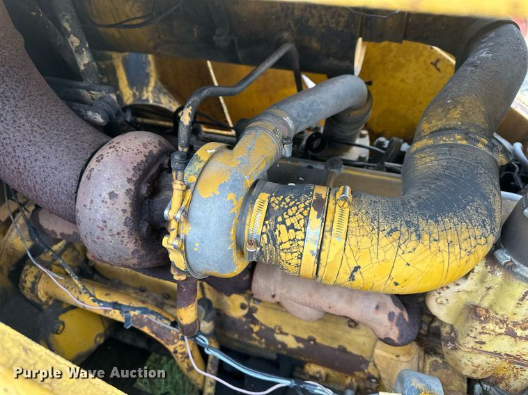 image for item DS3272 International 250 track loader