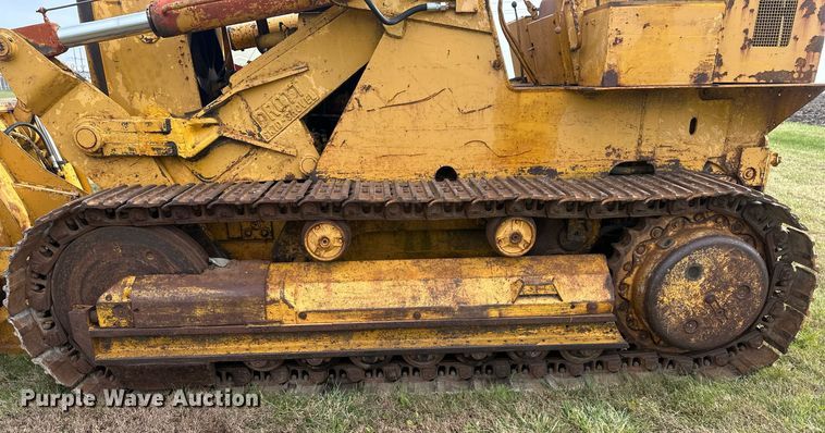 image for item DS3272 International 250 track loader