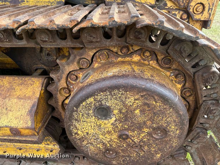 image for item DS3272 International 250 track loader