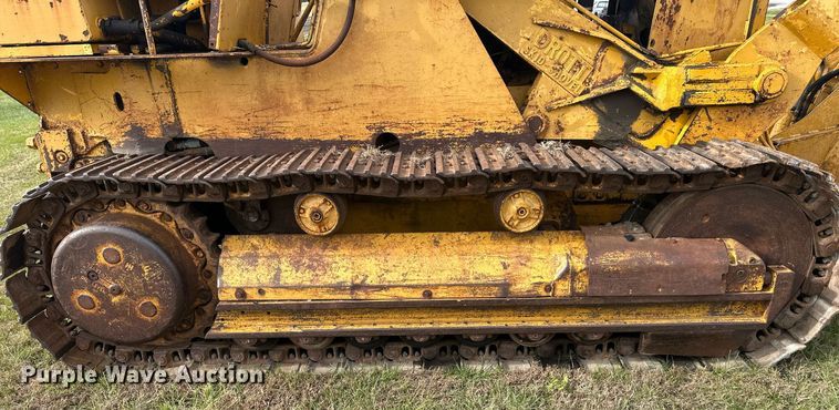 image for item DS3272 International 250 track loader